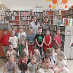 Zdjęcie grupowe dzieci z panią bibliotekarką.