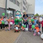 zdjęcie grupowe dzieci  z maskotką Żabki