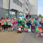 zdjęcie grupowe dzieci z maskotką Żabki