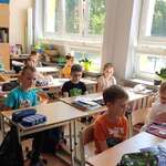 przedszkolaki w szkolnych ławkach