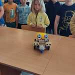 przedszkolaki oglądają robota w sali informatycznej