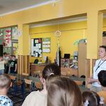 przedszkolaki zwiedzają świetlicę szkolną