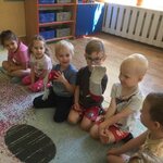 kilkoro dzieci przymierza rękawice pszczelarskie