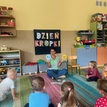 Dzieci siedzą na dywanie