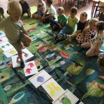 dziecko naśladuje figury pokazane na obrazkach
