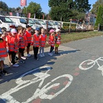 Dzieci stoją przy ścieżce rowerowej