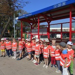 Grupa dzieci stoi przy przystanku autobusowym