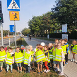 Dzieci stoją i oglądają znaki drogowe: Przejście dla pieszych i  Agatka