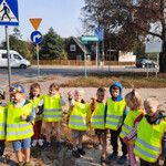 Przedszkolaki stoją przy znaku drogowym: Przejście dla pieszych