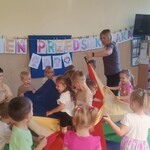 Dzieci owinięte chustą przez inne przedszkolaki