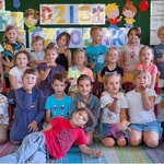 dzieci usadzone do zdjęcia zbiorowego_ posyłają całuski