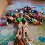 dzieci leżą na dywanie_ ułożone w kształcie drzewa