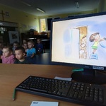 Dzieci oglądają film.