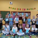 Grupa dzieci pozuje z napisem Dzień Mycia Rąk.