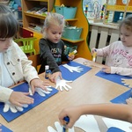 Dziewczynki robią pracę plastyczna.