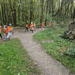 Kilkoro dzieci biegnie po scieżce.