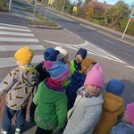 grupa dzieci stojąca na pasach dla pieszych