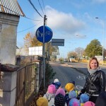 wycieczka dzieci ogląda znak drogowy_ w tle ulica
