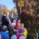 dzieci stoją i patrzą na znaki drogowe_ Panie opowiadają