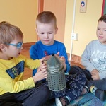 Chłopcy oglądają podkurzacz do pszczół.