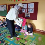 Pszczelarka pokazuje dzieciom jak zbudowany jest ul.