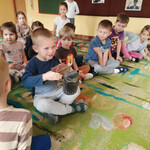 Chłopiec sprawdza jak działa podkurzacz.