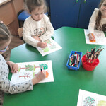 Dziewczynki kolorują obrazek - Drzewo w czterech porach roku.