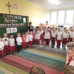 Dzieci młodsze i starsze oraz panie śpiewają hymn narodowy.