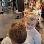 Dzieci stoją jedno za drugim w holu teatru.