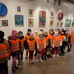 Foyer Teatru  Lalek_ grupa dzieci ubrana w odblaskowe kamizelki.
