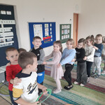 Dzieci idą rzedem w zabawie _Jedziemy tramwajem_.