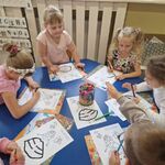 Grupa dziewczynek koloruje karty pracy dla Ozobota.
