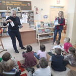 Pani bibliotekarka opowiada dzieciom_ w jaki sposób można założyć kartę biblioteczną i wypożyczać książki.