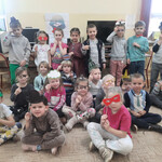 Zdjęcie grupowe dzieci z rekwizytami.