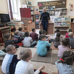 Bibliotekarka opowiada dzieciom_ w jaki sposób można zapisać się do biblioteki.