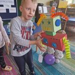 Chłopiec prezentuje swojego robota.