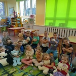 Przedszkolaki przytulają pluszaki.