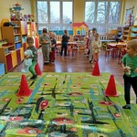 Zdrowo i sportowo 3 Dzieci wykonują slalom z misiami między pachołkami.jpg
