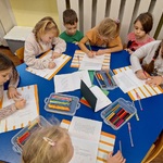 dzieci z grupy V ozdabiają środek kartki świątecznej.