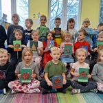 dzieci z grupy V pozują do zdjęcia _ jedenaścioro trzyma kartki świąteczne.