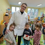 Troje przedszkolaków dziękuje panu farmaceucie za wizytę.