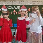 Dziewczynki pozują z Mikołajowymi rekwizytami.