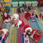 Dzieci w 2_3-osobowych grupkach układają obrazki z kilku elementów w całość.