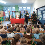 Dzieci oglądają scenę_ jak kelner obsługuje Świętego Mikołaja na wyspie Bora Bora.