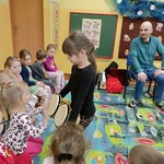 Dziewczynka pokazuje kolegom bongosy.