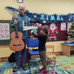 Pan i dziewczynka trzymają gitarę_ dzwonki chromatyczne i kalimbę.