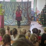 Kobieta i mężczyzna stoją naprzeciwko dzieci na tle zimowego krajobrazu.