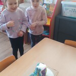 imitacja wulkanu i wypływająca z niego piana_ stojące dwie dziewczynki z miną radości i zdziwienia.