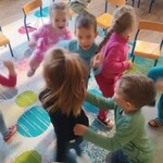 grupa uśmiechniętych biegających dzieci.