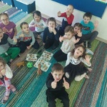 Dzieci pokazują z rąk znak ok jako oznakach zadowolenia.